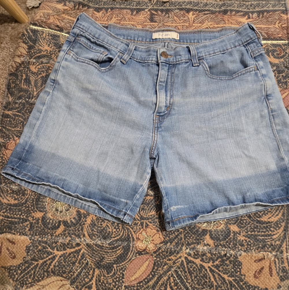 SOLD. Levi's 515 light Blue Denim Women’s Jean Shorts - Casual Summer Staple